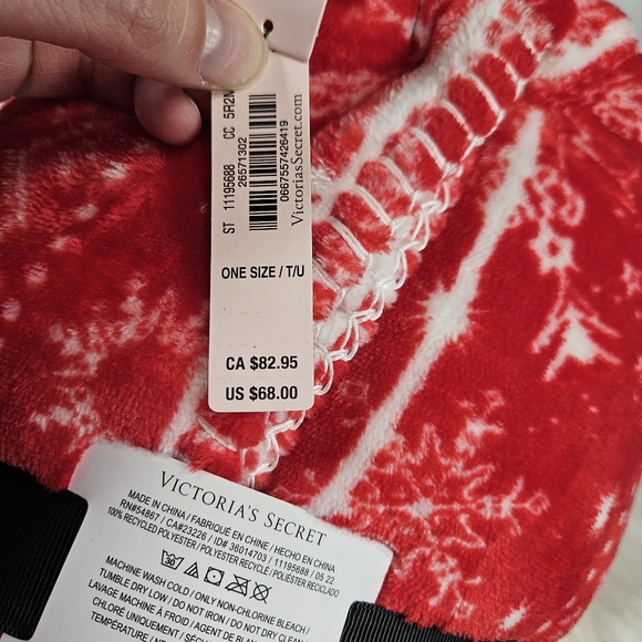 Victoria's Secret Holiday Snowflake Red Sherpa Blanket - Picture 7 of 8